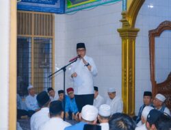 Safari Isya di Tsamaratul Iman, Rico Waas Dengarkan Keluhan Warga dan Bantu Puluhan Juta Rupiah
