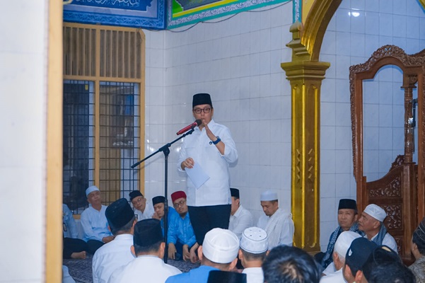Safari Isya di Tsamaratul Iman, Rico Waas Dengarkan Keluhan Warga dan Bantu Puluhan Juta Rupiah
