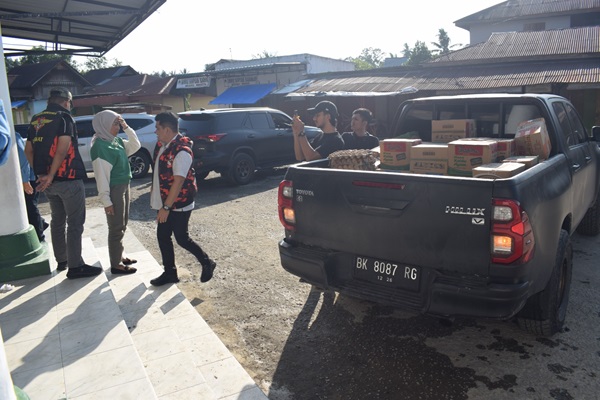 Ketua DPRD Langkat Berikan Bantuan kepada Tuan Guru Babussalam dan Masyarakat yang Dilanda Banjir
